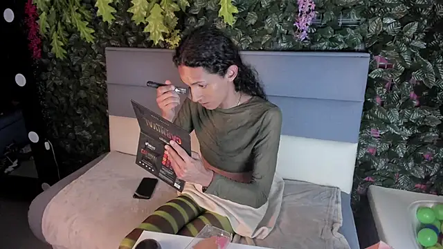 Snapshot of cassidy_blossom chatting on 03/16/25, 02:53 cassidy blossom online show from 03/16/25, 02:53