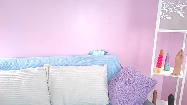 Snapshot of Hiyakasudere chatting on 10/27/25, 06:12 Hiyakasudere online show from 10/27/25, 06:12