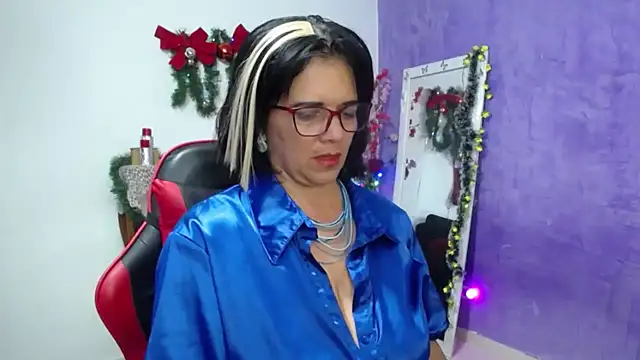 Snapshot of sarasmith3 chatting on 12/19/25, 01:01 sarasmith3 online show from 12/19/25, 01:01