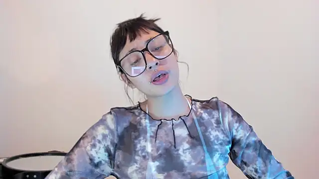 Snapshot of ggor4w33 chatting on 10/16/25, 02:01 ggor4w33 online show from 10/16/25, 02:01