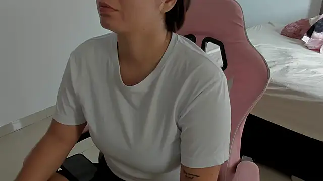 Anniferreira2 online show from 10/23/25, 07:23