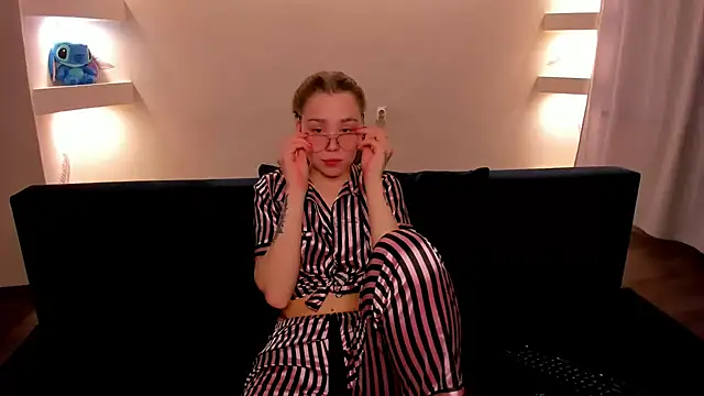 Snapshot of YourMegan chatting on 10/13/25, 09:04 YourMegan online show from 10/13/25, 09:04