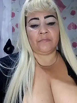 Snapshot of BonniAdams chatting on 11/22/25, 01:37 BonniAdams online show from 11/22/25, 01:37