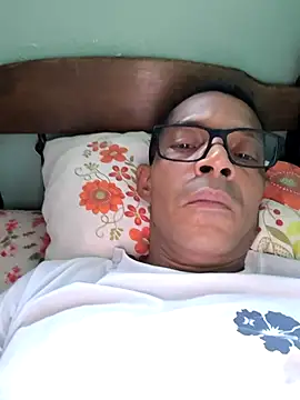 Snapshot of Renato571 chatting on 04/24/26, 08:33 Renato571 online show from 04/24/26, 08:33