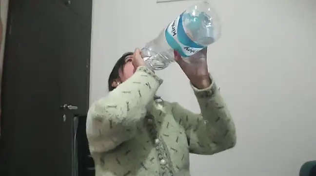 Snapshot of Queen_Couple chatting on 02/06/25, 11:43 Queen Couple online show from 02/06/25, 11:43