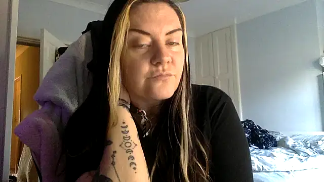 AureliaXOX online show from 02/06/25, 10:48