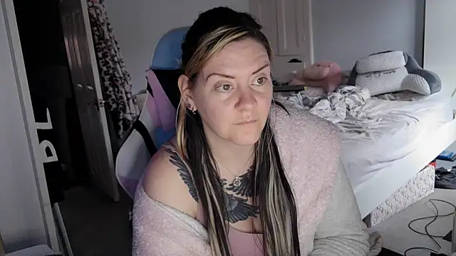 Snapshot of AureliaXOX chatting on 02/23/25, 03:08 AureliaXOX online show from 02/23/25, 03:08