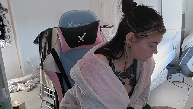 Snapshot of AureliaXOX chatting on 03/02/25, 03:48 AureliaXOX online show from 03/02/25, 03:48