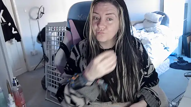 AureliaXOX online show from 03/13/25, 09:21