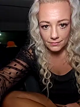 Snapshot of TessaWayne chatting on 12/14/25, 07:51 TessaWayne online show from 12/14/25, 07:51