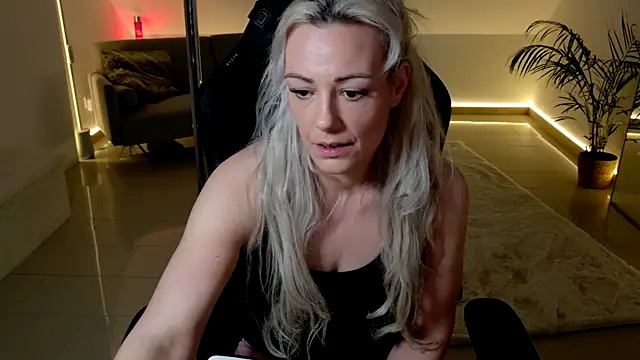 Snapshot of TessaWayne chatting on 04/26/26, 07:22 TessaWayne online show from 04/26/26, 07:22