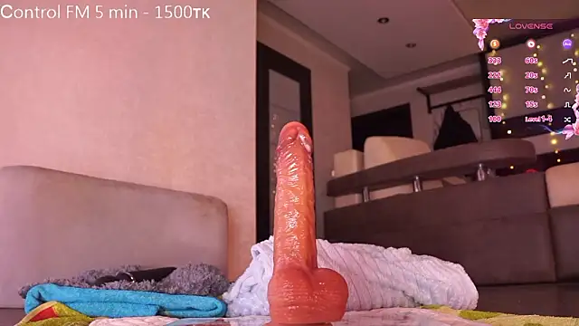 Snapshot of queeneliaa chatting on 03/17/26, 08:56 queeneliaa online show from 03/17/26, 08:56