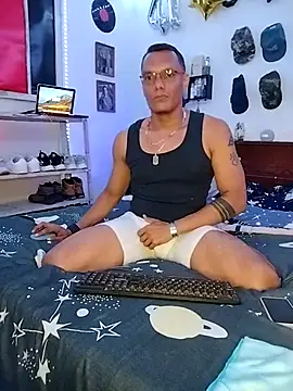 Snapshot of XhaseFoX chatting on 02/16/25, 03:04 XhaseFoX online show from 02/16/25, 03:04