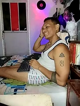 Snapshot of XhaseFoX chatting on 03/08/25, 06:21 XhaseFoX online show from 03/08/25, 06:21