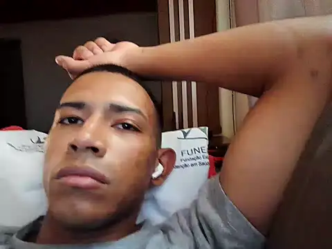 Snapshot of Mineirinho043 chatting on 02/14/25, 02:44 Mineirinho043 online show from 02/14/25, 02:44