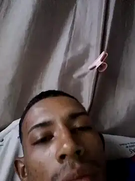 Snapshot of Mineirinho043 chatting on 02/25/25, 05:08 Mineirinho043 online show from 02/25/25, 05:08