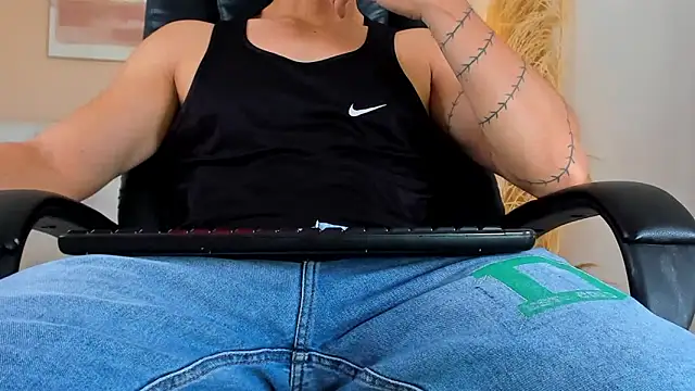 ISAAC CRYSTON online show from 12/17/25, 07:53