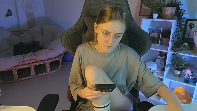 Snapshot of KiraMontoya chatting on 03/02/25, 02:10 KiraMontoya online show from 03/02/25, 02:10