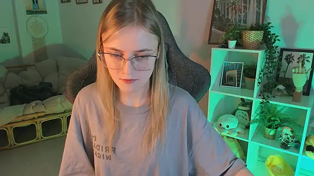 Snapshot of KiraMontoya chatting on 03/02/25, 09:11 KiraMontoya online show from 03/02/25, 09:11