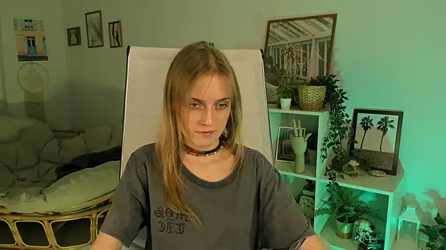 Snapshot of KiraMontoya chatting on 03/14/25, 12:21 KiraMontoya online show from 03/14/25, 12:21