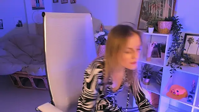 Snapshot of KiraMontoya chatting on 03/23/25, 12:15 KiraMontoya online show from 03/23/25, 12:15