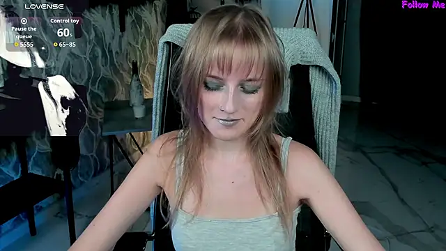 Snapshot of KiraMontoya chatting on 10/15/25, 08:20 KiraMontoya online show from 10/15/25, 08:20