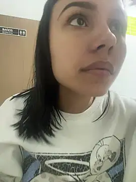 Snapshot of julieta_fn chatting on 04/17/26, 01:36 julieta fn online show from 04/17/26, 01:36