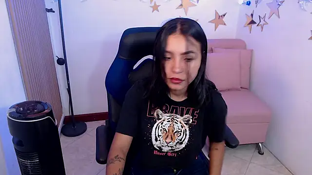 Snapshot of julieta_fn chatting on 04/28/26, 02:33 julieta fn online show from 04/28/26, 02:33