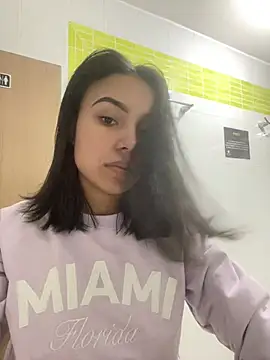 Snapshot of julieta_fn chatting on 04/29/26, 02:21 julieta fn online show from 04/29/26, 02:21
