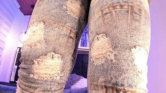 tylla  online show from 11/21/25, 04:00