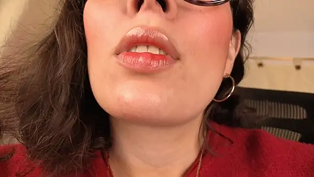 Snapshot of sophia_dumont chatting on 04/19/26, 12:43 sophia dumont online show from 04/19/26, 12:43