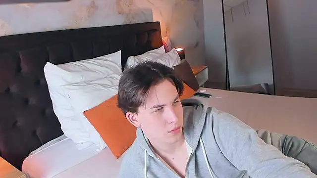 AdrianoAubert online show from 03/06/25, 04:38