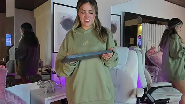 Snapshot of Cloee_Rainbow1 chatting on 03/23/26, 11:58 Cloee Rainbow1 online show from 03/23/26, 11:58