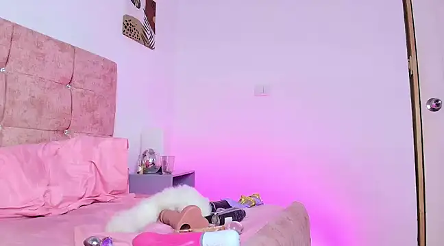 Snapshot of Skye_Moore chatting on 02/24/25, 10:25 Skye Moore online show from 02/24/25, 10:25