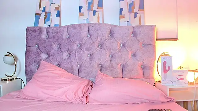 Snapshot of Skye_Moore chatting on 09/16/25, 07:37 Skye Moore online show from 09/16/25, 07:37