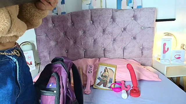 Snapshot of Skye_Moore chatting on 10/01/25, 12:11 Skye Moore online show from 10/01/25, 12:11