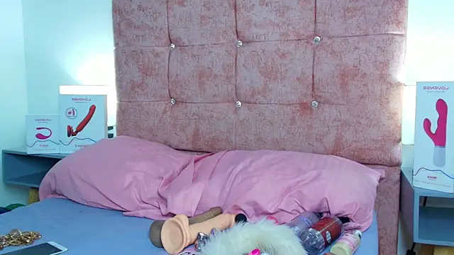 Snapshot of Skye_Moore chatting on 10/13/25, 11:43 Skye Moore online show from 10/13/25, 11:43