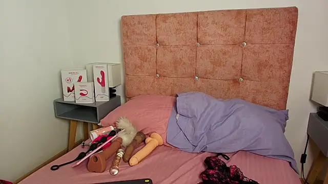 Snapshot of Skye_Moore chatting on 10/14/25, 12:06 Skye Moore online show from 10/14/25, 12:06