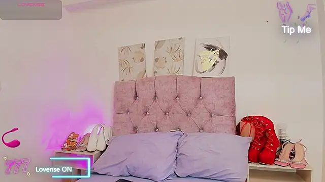 Snapshot of Skye_Moore chatting on 04/01/26, 07:00 Skye Moore online show from 04/01/26, 07:00