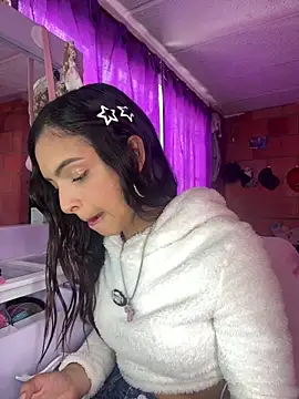 Snapshot of Skye_Moore chatting on 04/06/26, 06:42 Skye Moore online show from 04/06/26, 06:42