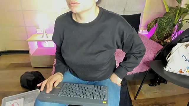 Snapshot of _michonne_ chatting on 03/12/26, 03:23 michonne online show from 03/12/26, 03:23