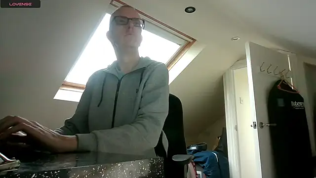 Snapshot of AdmiredThirty chatting on 12/14/25, 12:21 AdmiredThirty online show from 12/14/25, 12:21