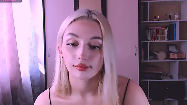 Snapshot of beauty_blonde chatting on 03/03/25, 09:33 beauty blonde online show from 03/03/25, 09:33