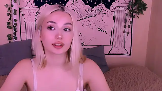 Snapshot of beauty_blonde chatting on 03/10/25, 05:43 beauty blonde online show from 03/10/25, 05:43