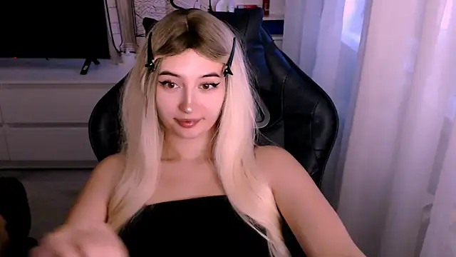 Snapshot of beauty_blonde chatting on 10/16/25, 01:06 beauty blonde online show from 10/16/25, 01:06