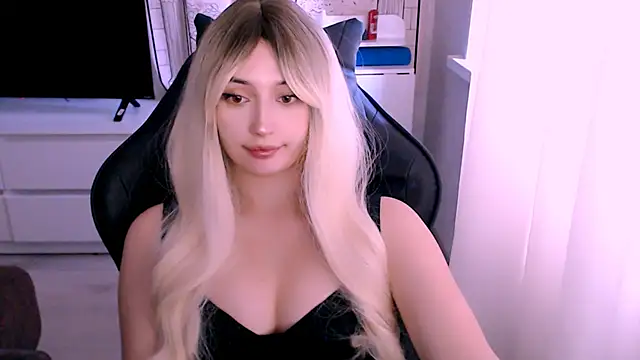 Snapshot of beauty_blonde chatting on 10/17/25, 03:10 beauty blonde online show from 10/17/25, 03:10