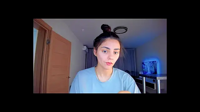 Snapshot of EmiliaZen chatting on 11/22/25, 02:49 EmiliaZen online show from 11/22/25, 02:49