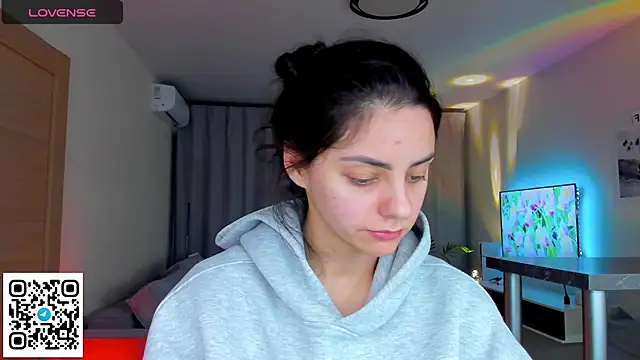 Snapshot of EmiliaZen chatting on 04/10/26, 04:33 EmiliaZen online show from 04/10/26, 04:33