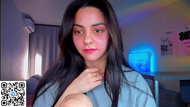 Snapshot of EmiliaZen chatting on 04/21/26, 12:12 EmiliaZen online show from 04/21/26, 12:12