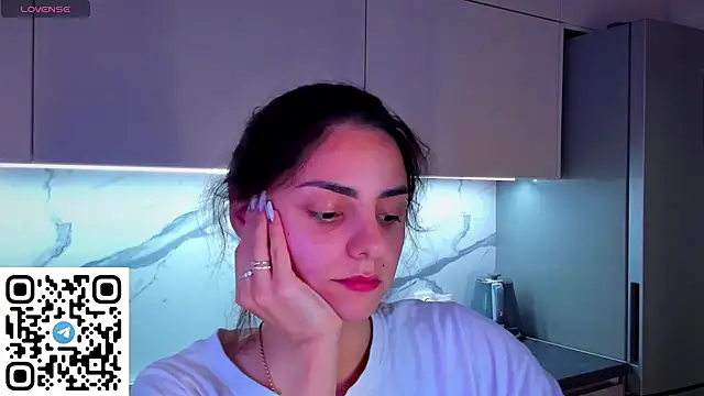 Snapshot of EmiliaZen chatting on 06/23/26, 05:33 EmiliaZen online show from 06/23/26, 05:33